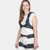 Frau mit weisser Kleidung trägt Exoskelett. Ansicht von Vorne