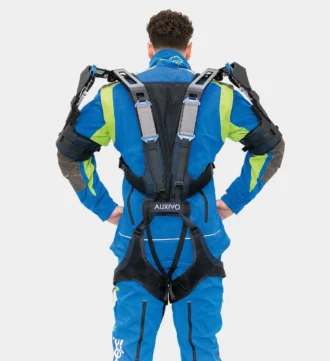 Mann mit blauer Forstkleidung trägt Exoskelett Rückansicht