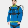 Mann mit blauer Forstkleidung trägt Exoskelett von Vorne