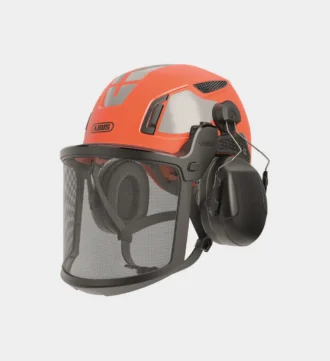 Orangefarbener Forsthelm Abus Spector mit integriertem Gehörschutz und Visier und Reflektorflächen.