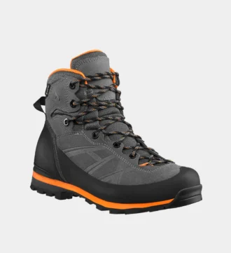 Ein grauer Haix Ramble GTX-Schuh mit orangefarbenen Akzenten, schwarzer Zehenkappe und profilierter Sohle vor hellem Hintergrund.
