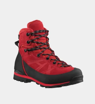 Ein roter Haix Ramble GTX-Berg- und Forstschuh mit schwarzem Zehenschutz, stabiler Schnürung und profilierter Sohle vor hellem Hintergrund