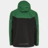 Rückansicht der Elka Regenjacke in Grün-Schwarz mit Kapuze und reflektierendem Detail am unteren Rücken – funktionale Outdoorjacke für Arbeit und Freizeit bei jedem Wetter.